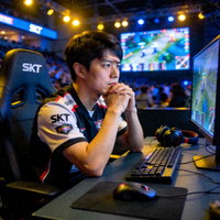 英雄联盟传奇选手Faker李相赫正在比赛中思考